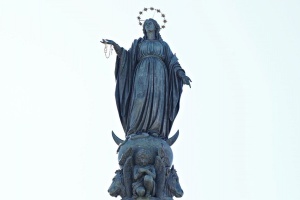 Figura Matki Bozej Niepokalanej niopodal Placu Hiszpanskiego w Rzymie